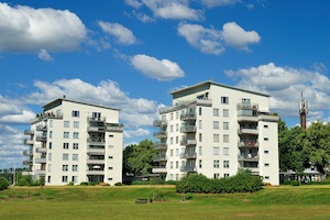 Moderna bostadshus i grönområde